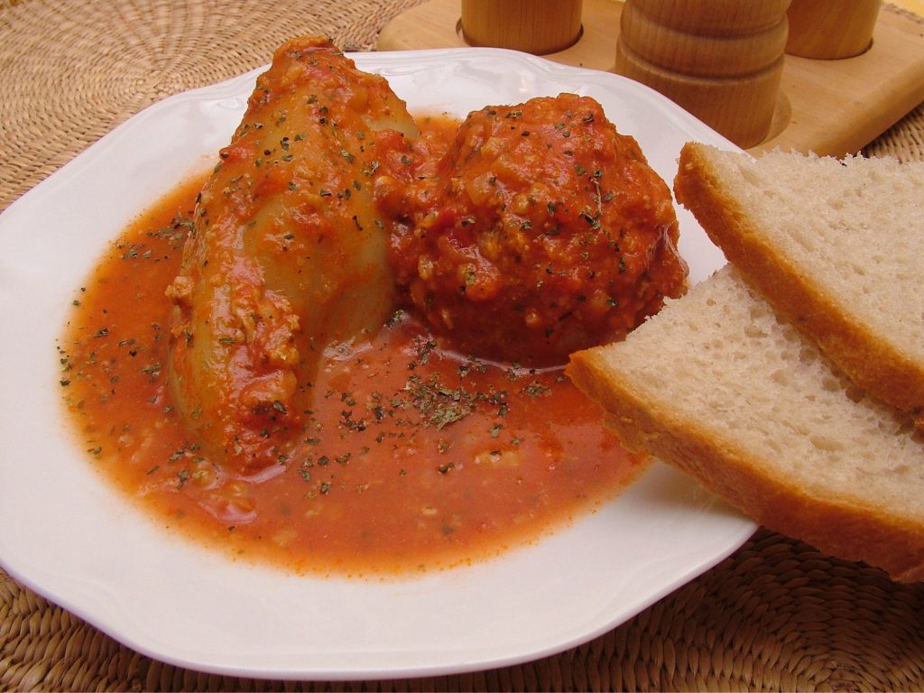Plnená paprika v paradajkovej omáčke