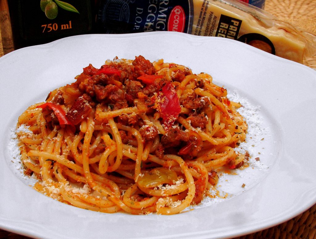 Špagety s mletým mäsom a parmezánom