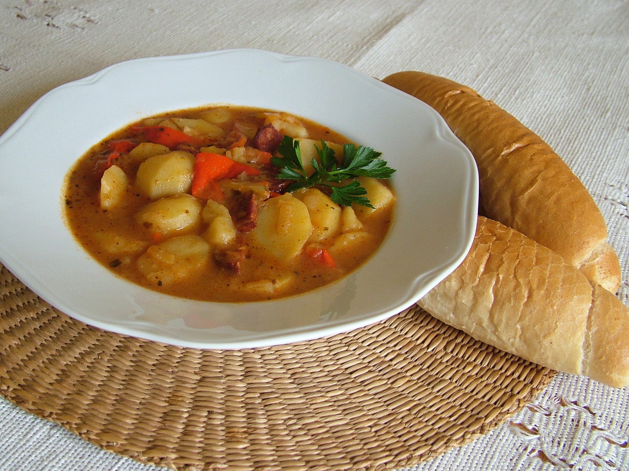 Krumpliguláš - zemiaková polievka s klobásou