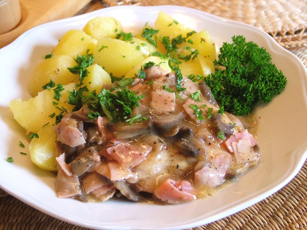 Kurča na víne so šunkou a šampiňónmi – Belvedere