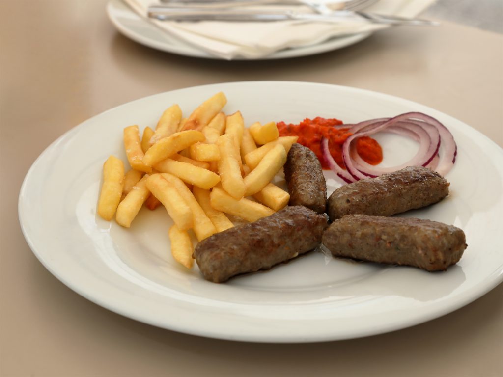 Čevapčiči alebo čevapi s hranolkami